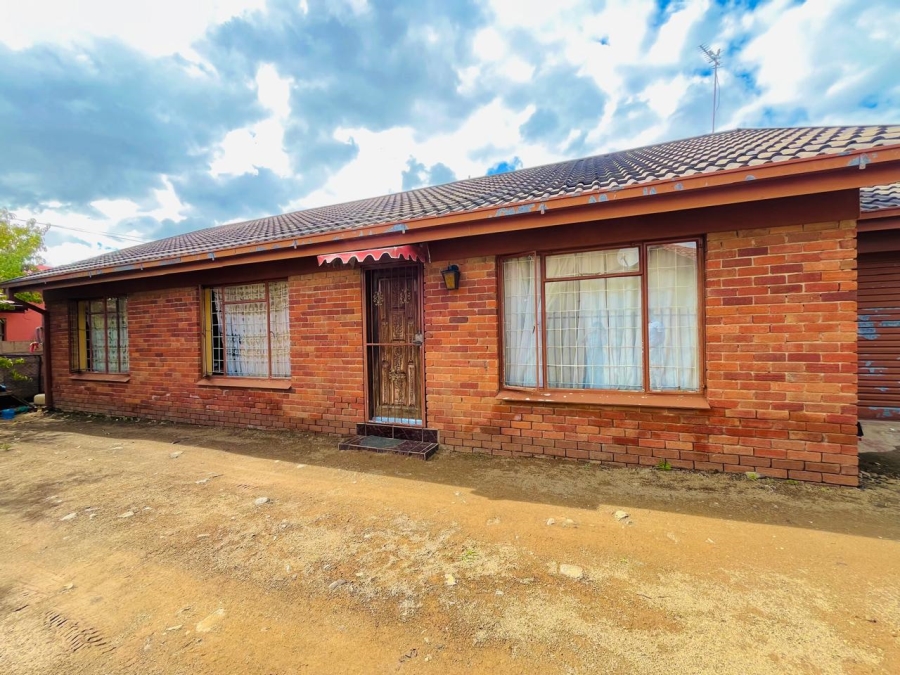 3 Bedroom Property for Sale in Molifi Tau Kloof Free State